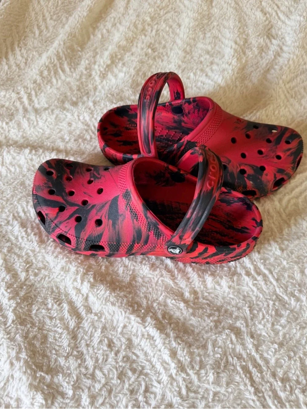 Crocs Black & Red Marbled – Men’s 7 / Women’s 9